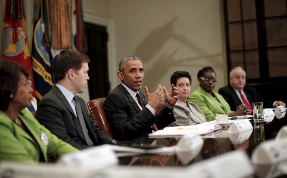 U.S. President Barack Obama talks to journalists during a meeting with small business leaders to discuss the importance of the reauthorization of the Export-Import Bank, at the White House in Washington July 22, 2015. Obama on Wednesday urged lawmakers to renew the charter for the U.S. Export-Import Bank before leaving for an August break, telling reporters that small and large businesses alike have been hurt by the lapse in new loan guarantees and trade insurance. REUTERS/Carlos Barria