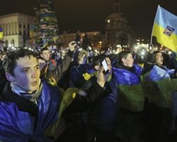 Supporters of Ukrainian EU integration shout slogans and wave flags during a protest on Independence Square in Kiev early December 6, 2013. 