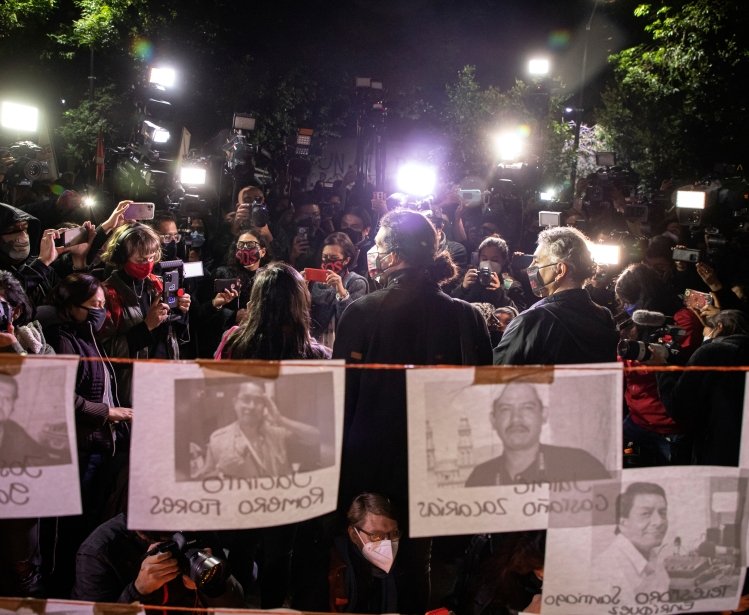 Journalists, civil organizations and citizens who joined the protests in front of SEGOB, for journalists whose lives and rights were deprived in Mexico.