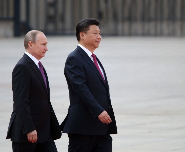 Russian President Vladimir Putin and Chinese President Xi Jinping walking side by side