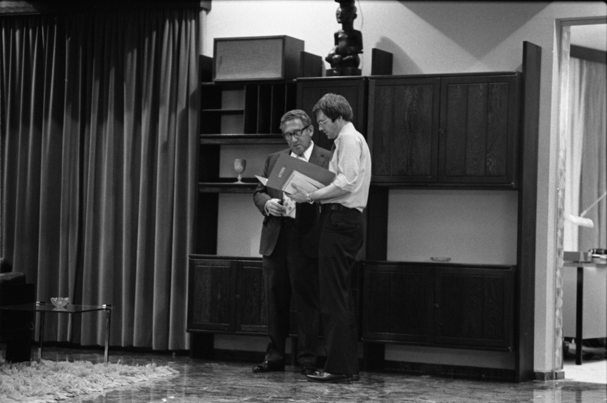 Winston Lord confers with Henry Kissinger. Courtesy: Gerald R. Ford Presidential Library