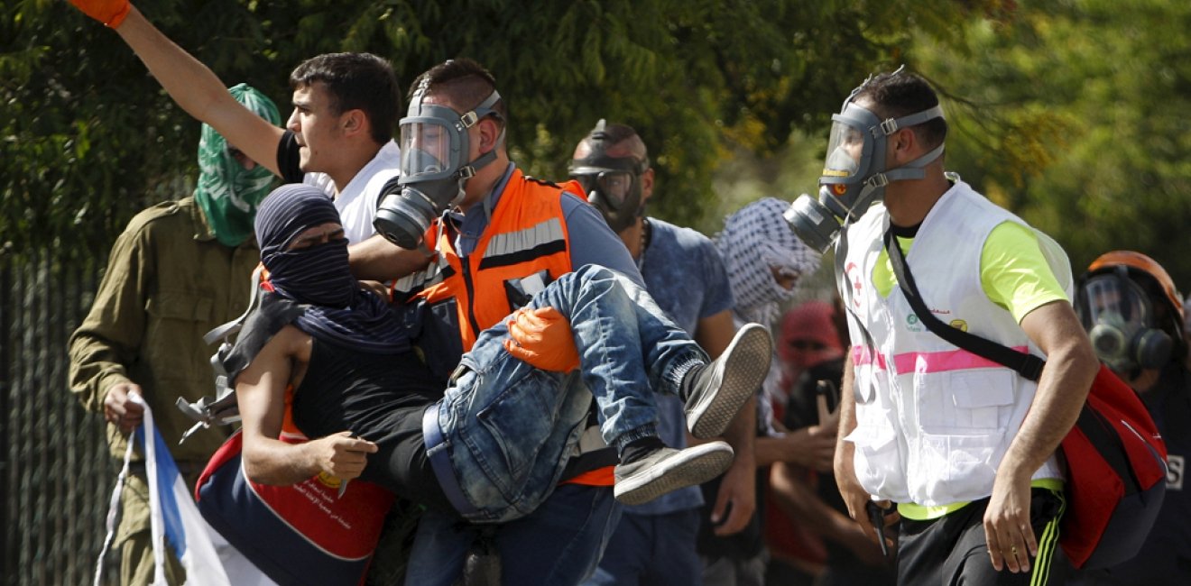 A wounded Palestinian protester is evacuated during clashes with the Israeli troops in the West Bank city of Bethlehem, October 14, 2015. REUTERS/Mussa Qawasma