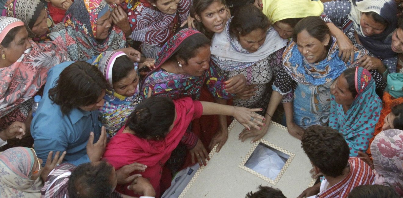 Family members mourn as they gather near the body of a relative, who was killed in a blast outside a public park on Sunday, during funeral in Lahore, Pakistan, March 28, 2016. REUTERS/Mohsin Raza TPX IMAGES OF THE DAY
