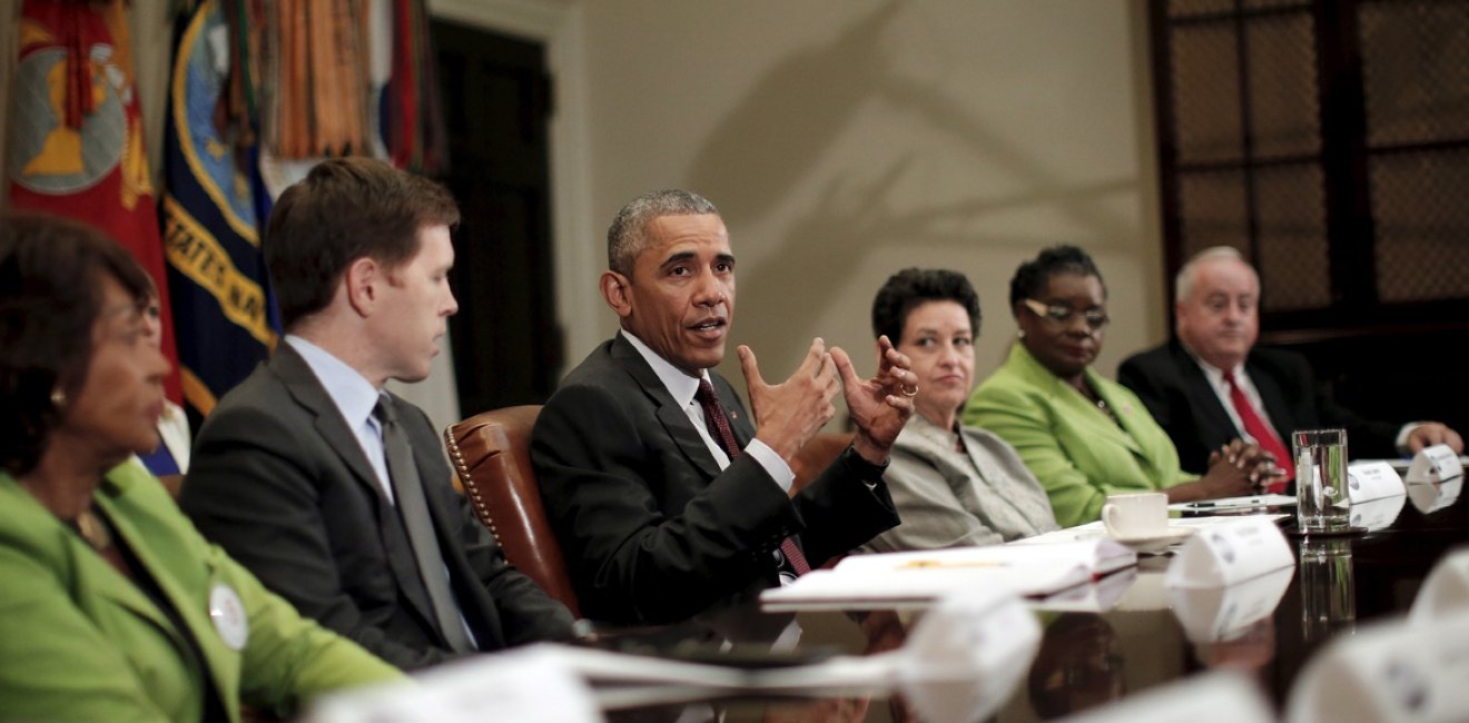 U.S. President Barack Obama talks to journalists during a meeting with small business leaders to discuss the importance of the reauthorization of the Export-Import Bank, at the White House in Washington July 22, 2015. Obama on Wednesday urged lawmakers to renew the charter for the U.S. Export-Import Bank before leaving for an August break, telling reporters that small and large businesses alike have been hurt by the lapse in new loan guarantees and trade insurance. REUTERS/Carlos Barria