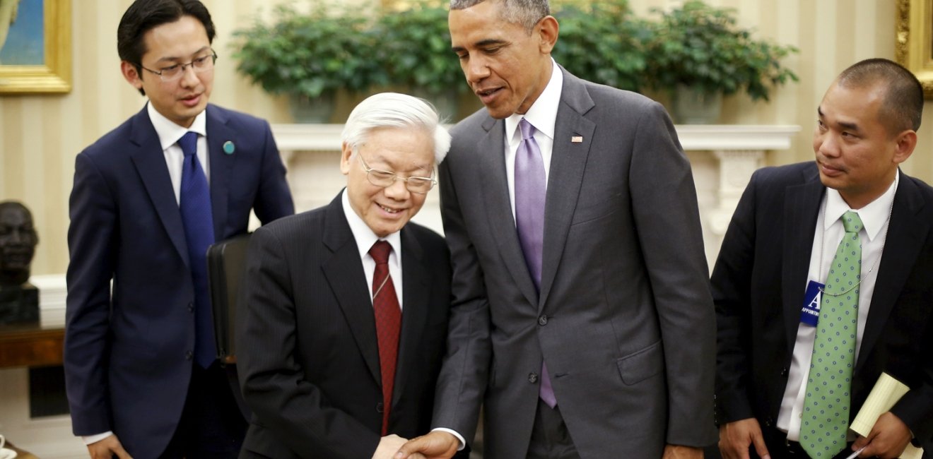 U.S. President Barack Obama (2nd R) shakes hands with Vietnam's Communist Party General Secretary Nguyen Phu Trong after they spoke to reporters following their meeting in the Oval Office at the White House in Washington July 7, 2015. REUTERS/Jonathan Ernst/File Photo