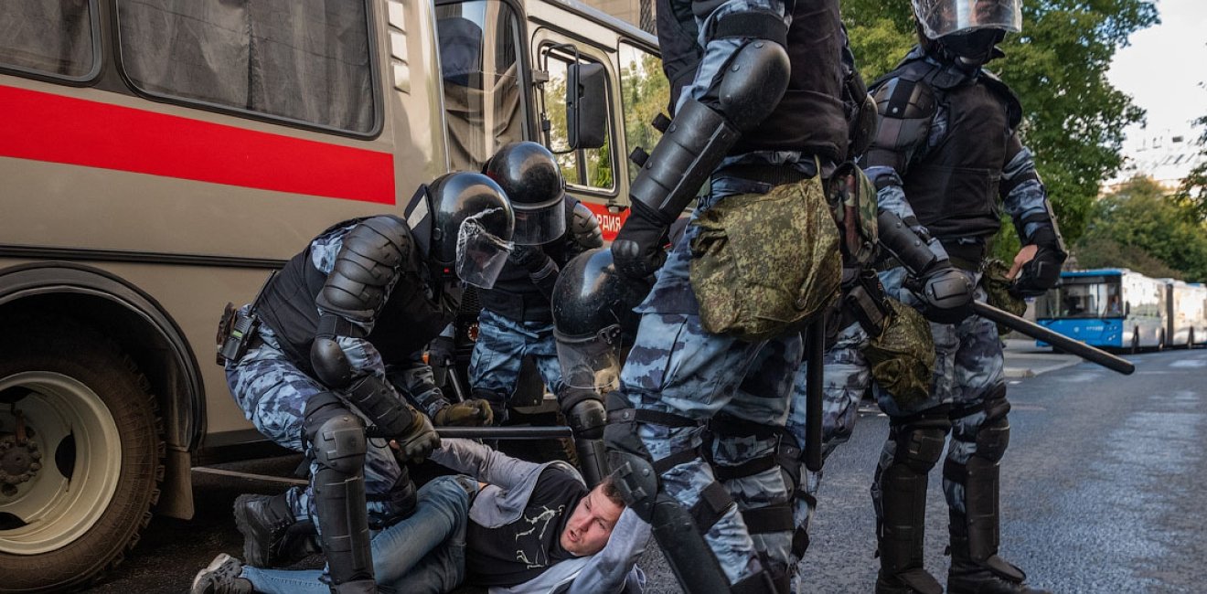 A protester is detained by police on the August 3 protests for independent elections in Moscow. Photo credit: Ilya Varlamov, CC-BY-SA 4.0