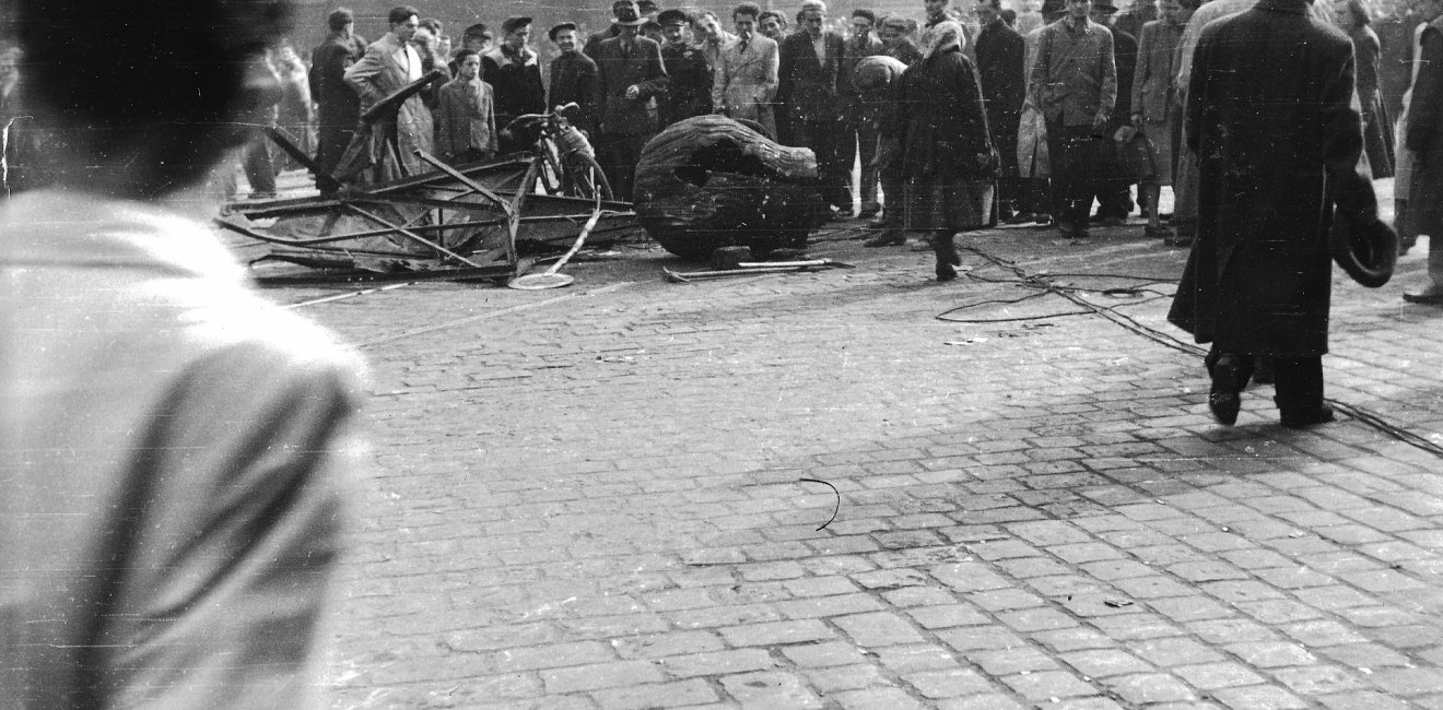 A toppled statue of Stalin in Hungary, 1956. Source: Fortepan #93005, via Wikimedia Commons, CC BY-SA 3.0.