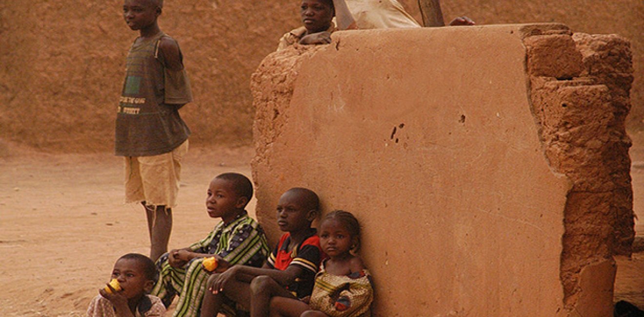 Sick Ivorian children 615w (att Enrique Saenz)