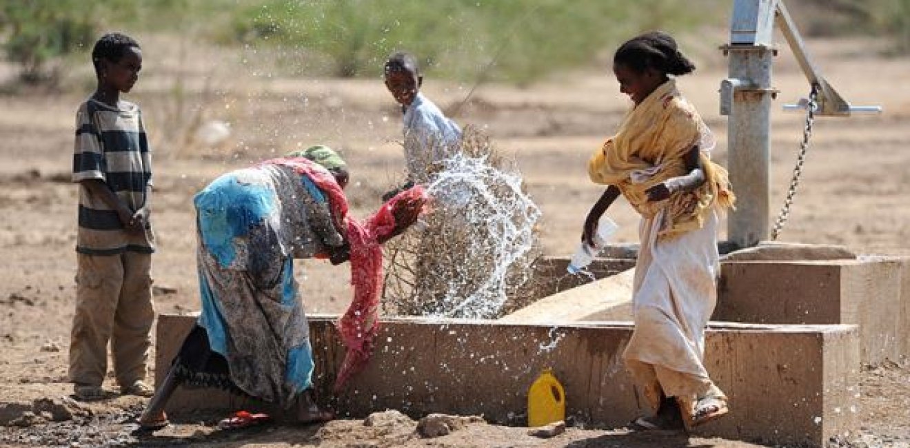 Water usage 615w (att Michael Lindsey of U.S. Navy, Wikimedia Commons)