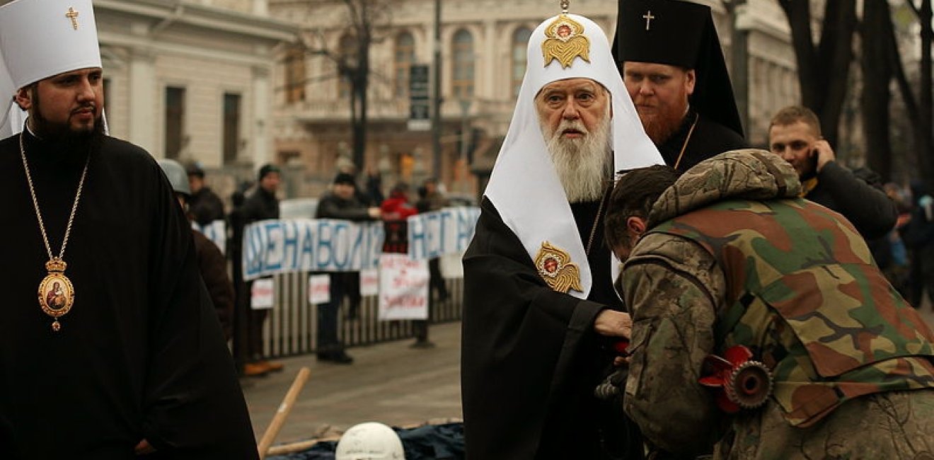 Euromaidan activist kisses the hand of Filaret, the Patriarch of Ukrainian Orthodox Church, Kyiv Patriarchate. Source: Wikimedia Commons