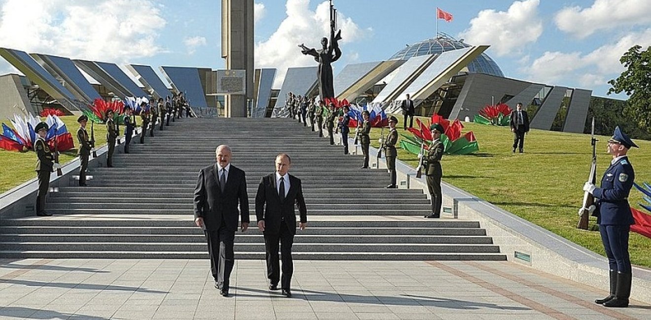 Vladimir Putin and Alexander Lukashenko at the Hero City Obelisk on Victors Avenue in Minsk. Source: Wikimedia Commons.