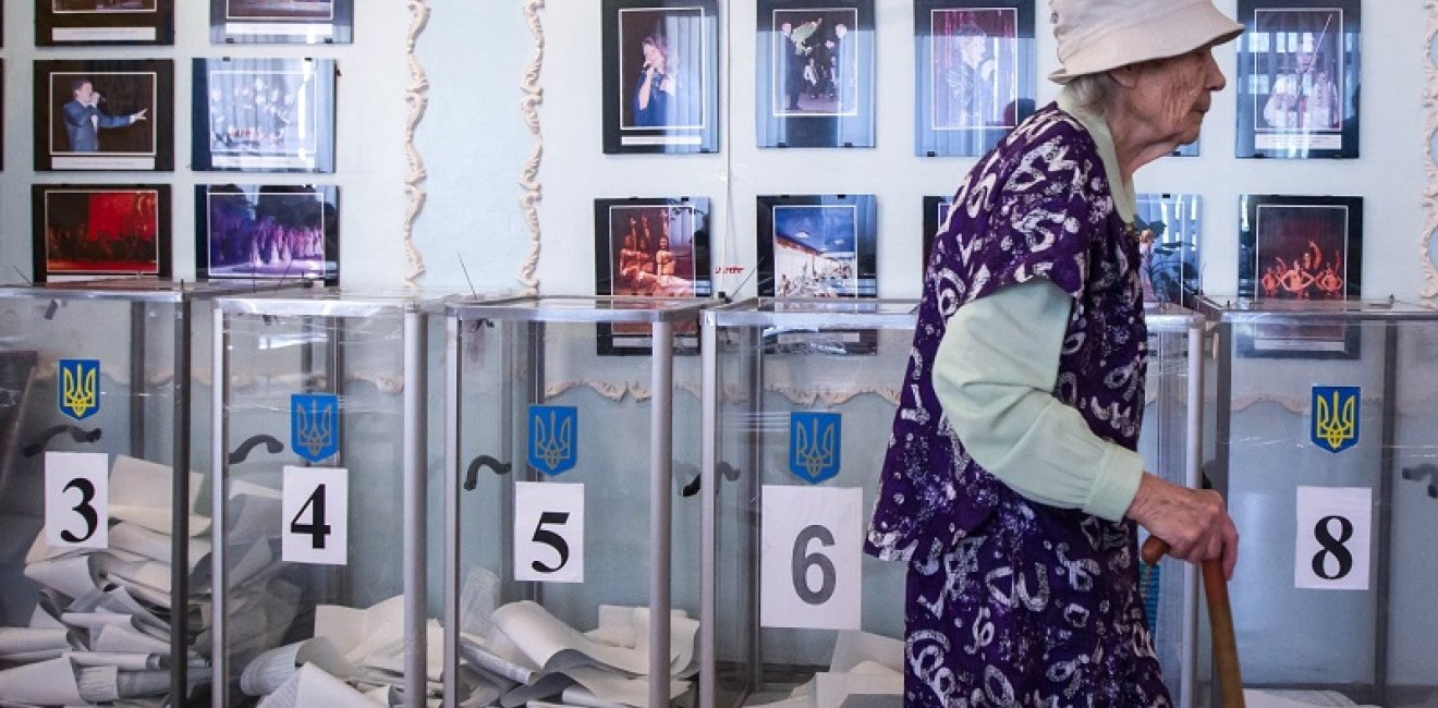 A woman votes at a polling station during local elections in Chernihiv, Ukraine in 2016. Source: Shutterstock.