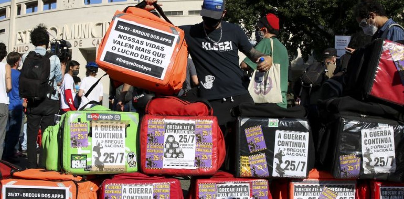 Paralyzation of app delivery people in Charles Miller square, Pacaembu.