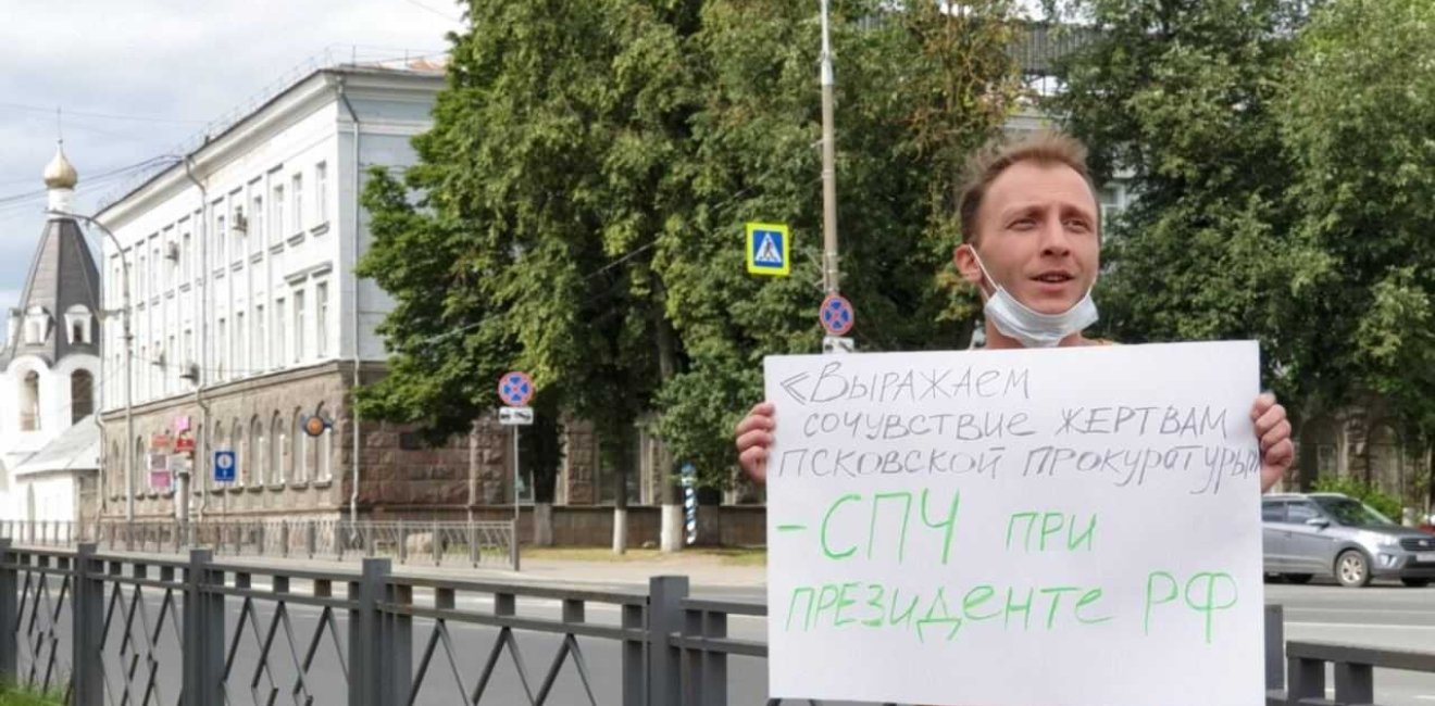 Denis Kamalyagin Holding sign