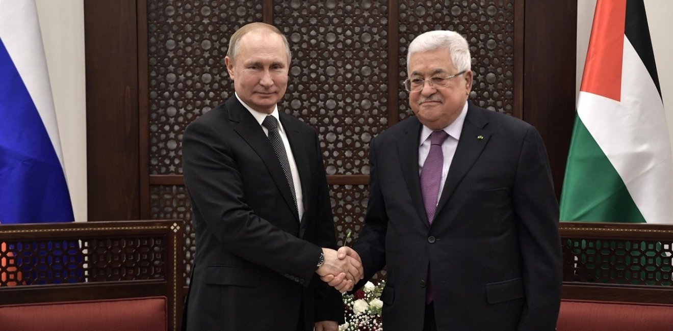 Vladimir Putin of Russia and Mahmoud Abbas of Palestine shaking hands
