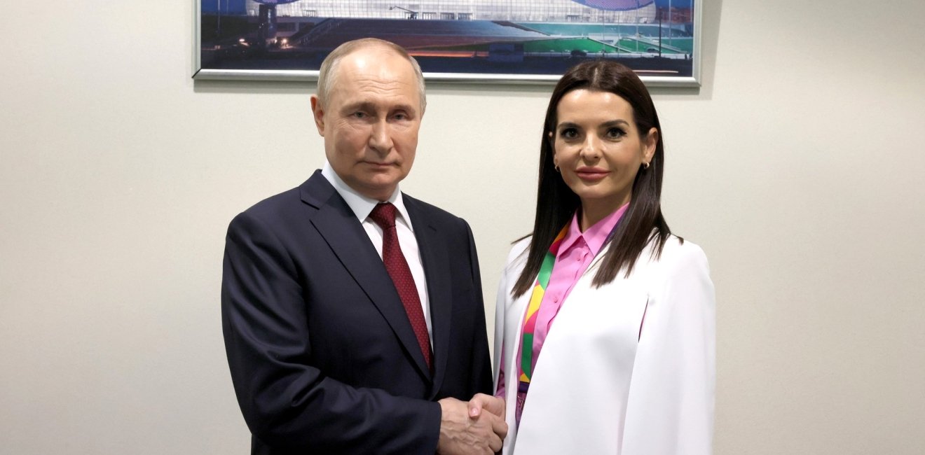 image Vladimir Putin and Evghenia Guțul