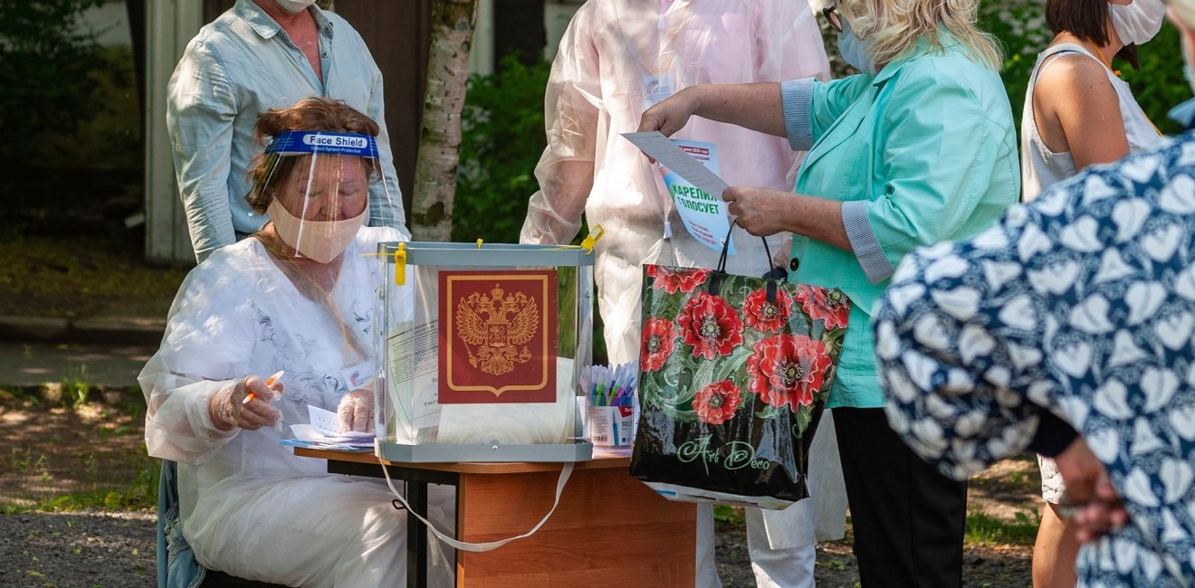 In Petrozavodsk, Russia, voting continues on  the adoption of amendments to the Constitution. Part of the voting takes place at improvised street polling stations, with poll workers wearing masks.