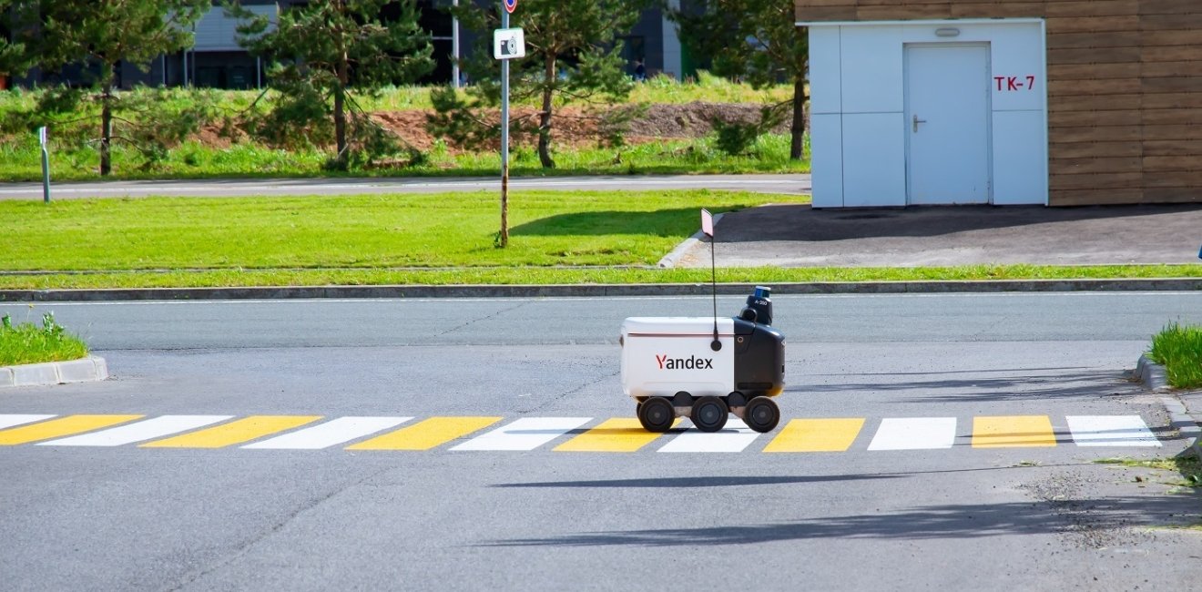 A Yandex remote delivery vehicle crossing the road