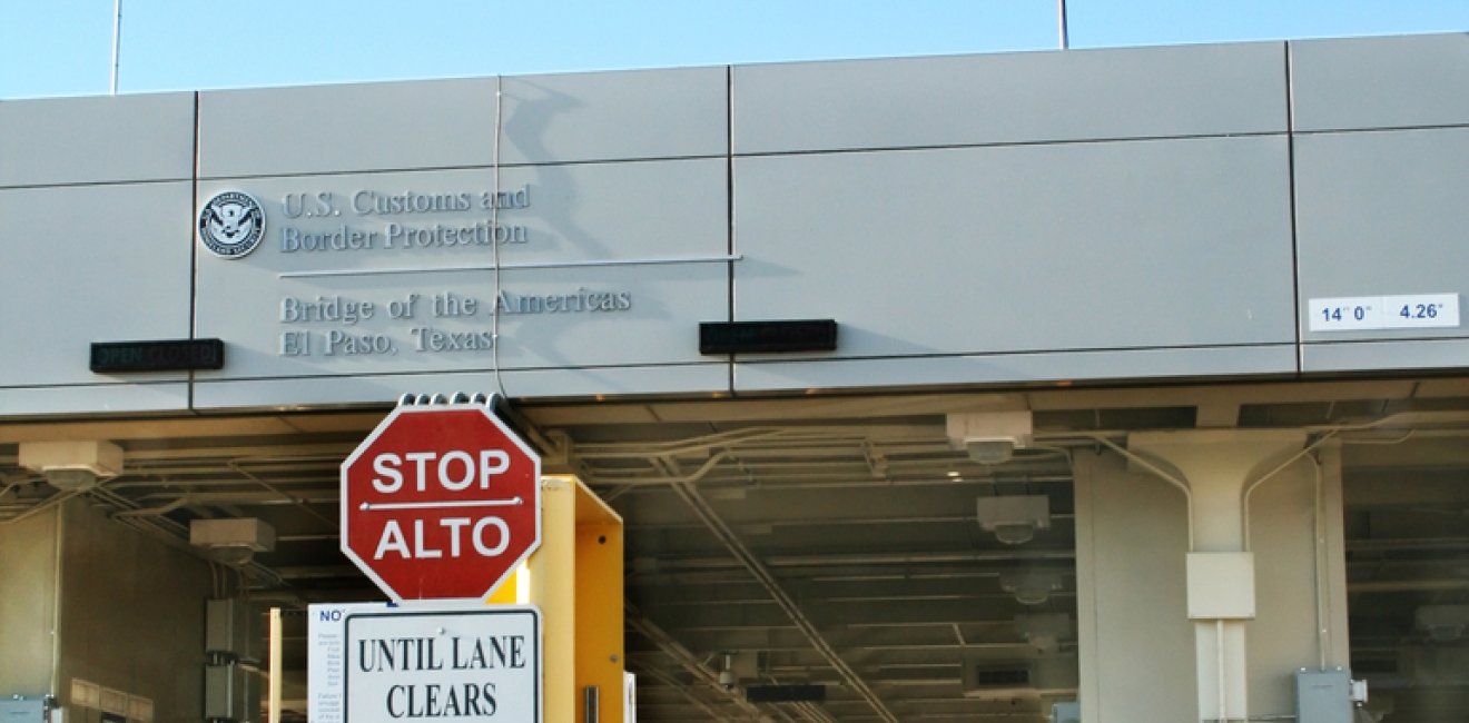 El Paso TX- Apr 21, 2009: Increased waiting times at the US ports of entry in the Mexico  border due to exhaustive inspections by CBP agents because of the outbreak of violence in Mexico