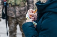  Foreign journalists interview Ukrainian soldiers.