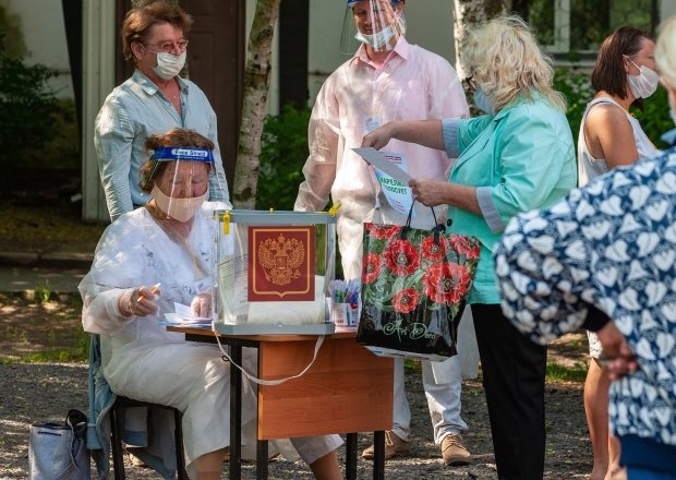 In Petrozavodsk, Russia, voting continues on the adoption of amendments to the Constitution. Part of the voting takes place at improvised street polling stations, with poll workers wearing masks.