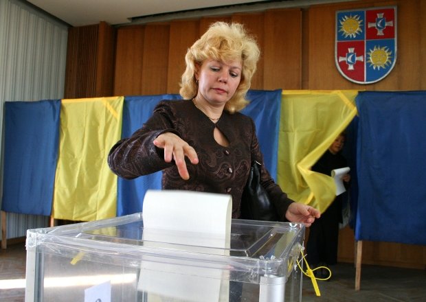Parliamentary elections of Ukraine in 2007, September 30. Woman throws a ballot in a voting box