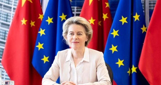 Ursula von der Leyen in front of EU and Chinese flags