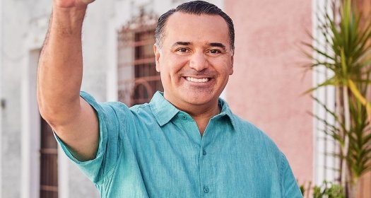 Candidate Renán Barrera is looking into the camera with a raised fist.