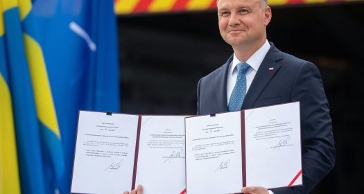 President Duda presenting signed laws