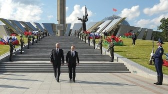 Vladimir Putin and Alexander Lukashenko at the Hero City Obelisk on Victors Avenue in Minsk. Source: Wikimedia Commons.