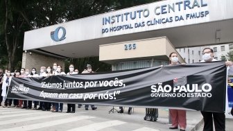 Homenagem aos profissionais da saúde e policiais