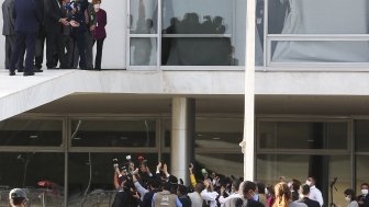 Bolsonaro talks to press from ramp of Planalto 