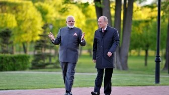 Putin walking with Modi