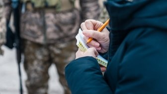 Foreign journalists interview Ukrainian soldiers.