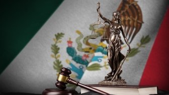 Bandera de México con estatua