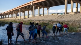 Juárez, Chihuahua, Mexico 11-16-2022: Hundreds of Venezuelan migrants crossed the Rio Bravo after the judge announced the suspension of title 42, to request humanitarian asylum in the United States - David Peinado Romero / Shutterstock.com