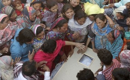 Family members mourn as they gather near the body of a relative, who was killed in a blast outside a public park on Sunday, during funeral in Lahore, Pakistan, March 28, 2016. REUTERS/Mohsin Raza TPX IMAGES OF THE DAY