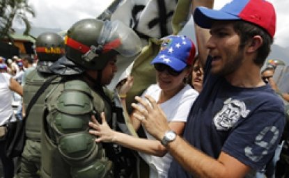 Anti-government protesters scuffle with national guards as they march by Generalisimo Francisco de Miranda Airbase in Caracas March 4, 2014. 