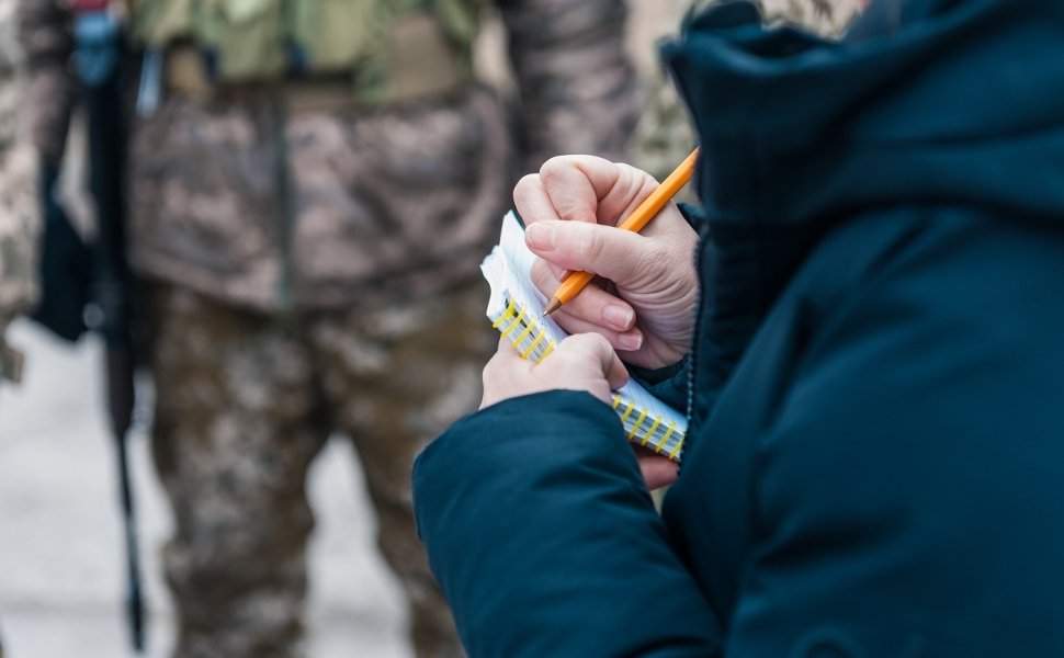 Foreign journalists interview Ukrainian soldiers.