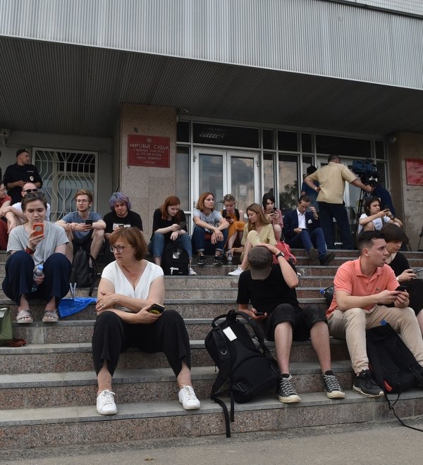 Crowds gather on the steps of a Moscow courthouse to await the ruling of protester Ivan Golunov. Source: Wikimedia Commons