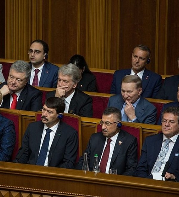 Ukrainian lawmakers at the presidential inauguration of Volodymyr Zelenskyy. Source: Wikimedia Commons.