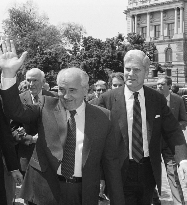 Mikhail Gorbachev and Librarian of Congress James H. Billington walk the capitol grounds