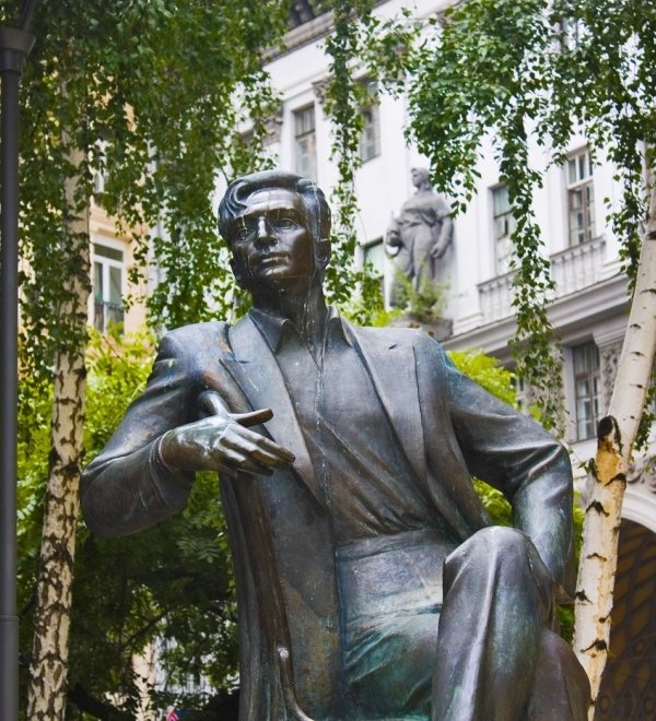 Picture of a statue of a seated man in Kyiv