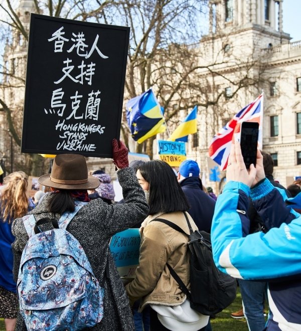 Protesters with sign in Cantonese and Ukrainian flag 