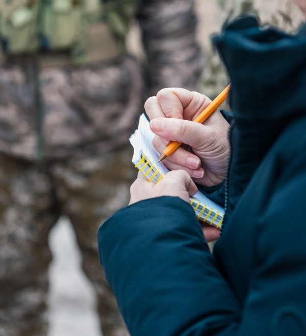 Foreign journalists interview Ukrainian soldiers.
