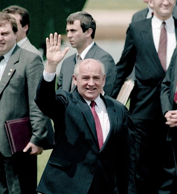 WASHINGTON, DC. - JUNE 2, 1990 Russian President Mikhail Gorbachev along with his wife Raisa prepares to depart from Washington DC by Helicopter from the "Rainbow Pool" landing area on 17th st. NW.