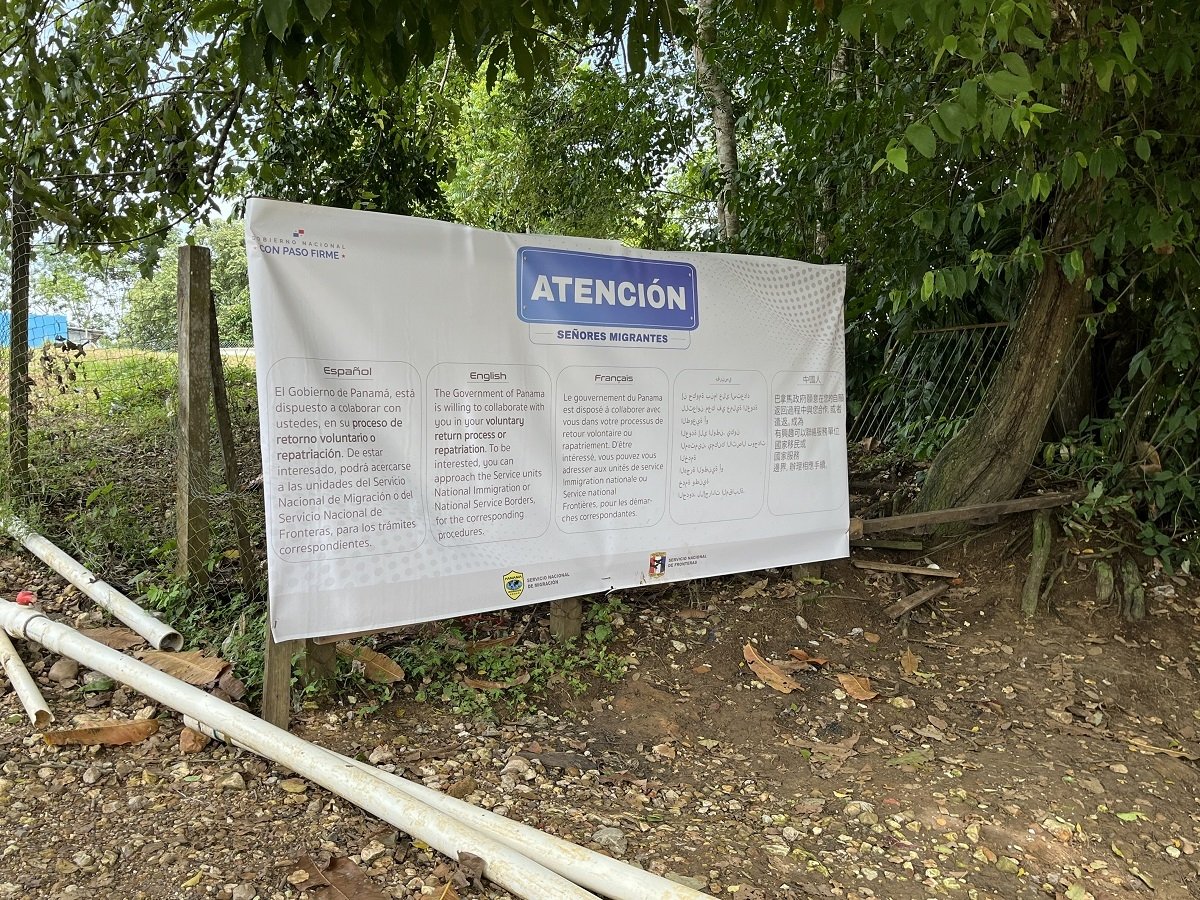 Attention Migrants Sign