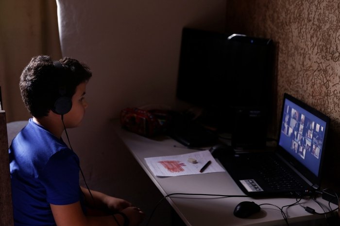 Brazilian student remote online education