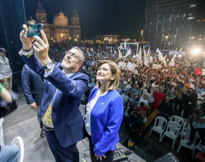Bernardo Arévalo and Karin Herrera Take a Selfie