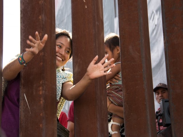 Image - Women boder USMex